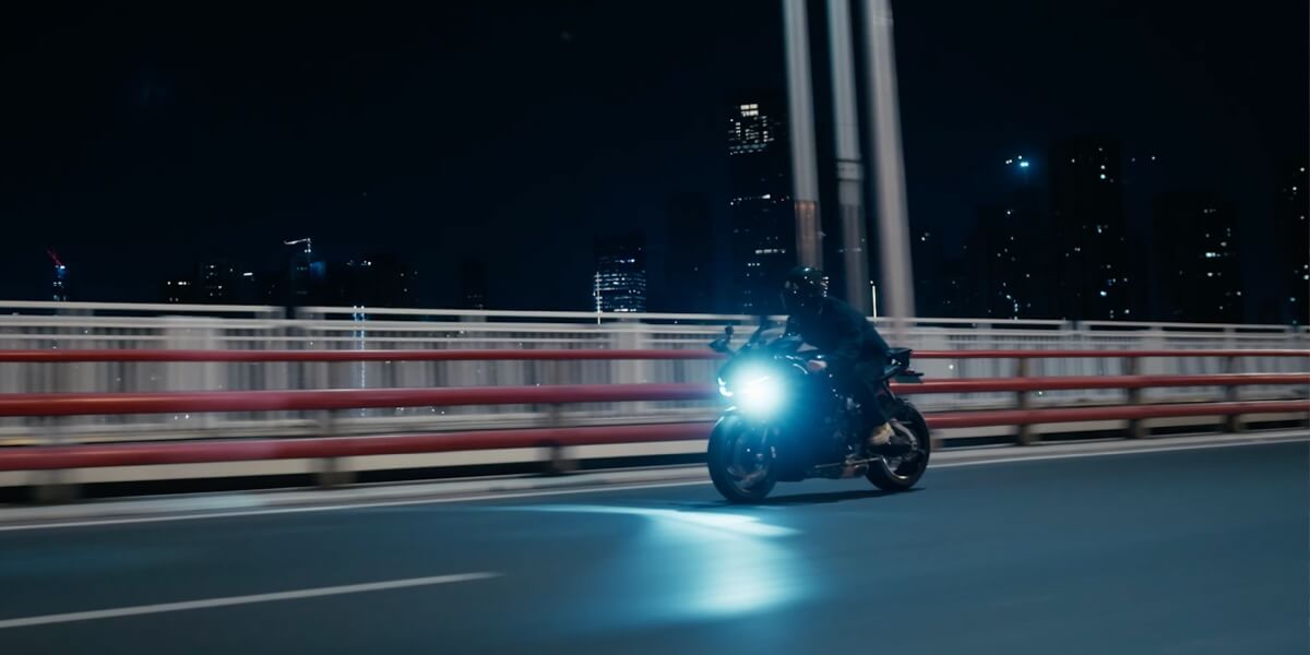 Motorcyclers shooting at night with osmo action 4 in low light